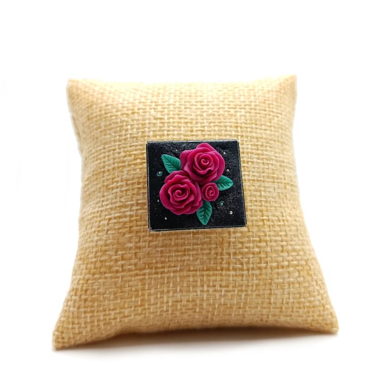 καρφίτσα με τριαντάφυλλα